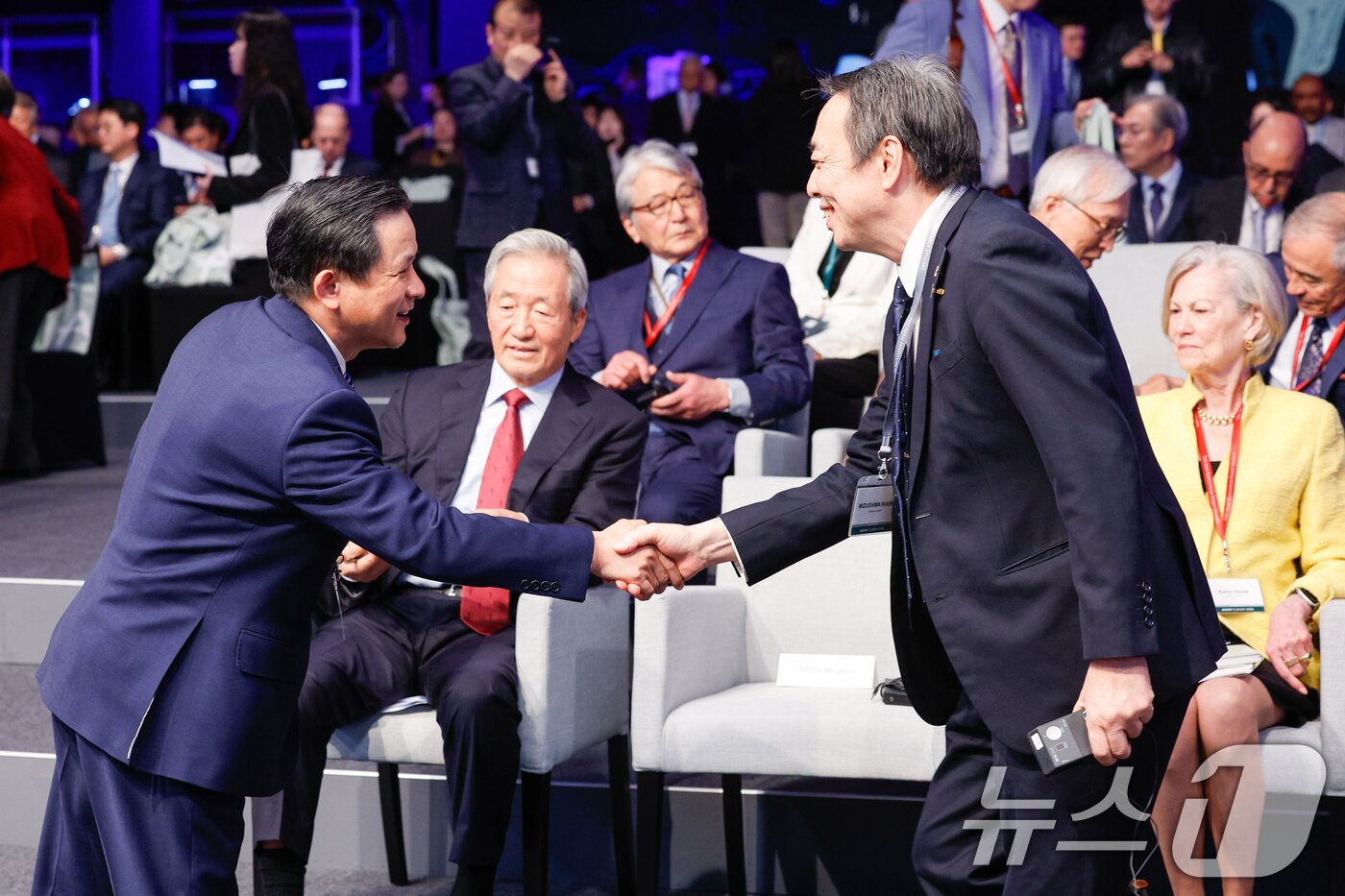 본문 이미지 - 다이빙 주한중국대사(왼쪽)와 미즈시마 고이치 주한일본대사가 8일 오전 서울 용산구 그랜드 하얏트에서 열린 아산 플래넘(Asan Plenum) 2026 개회식에 참석해 인사를 나누고 있다. 가운데는 정몽준 아산정책연구원 명예이사장. 2026.4.8 ⓒ 뉴스1 안은나 기자