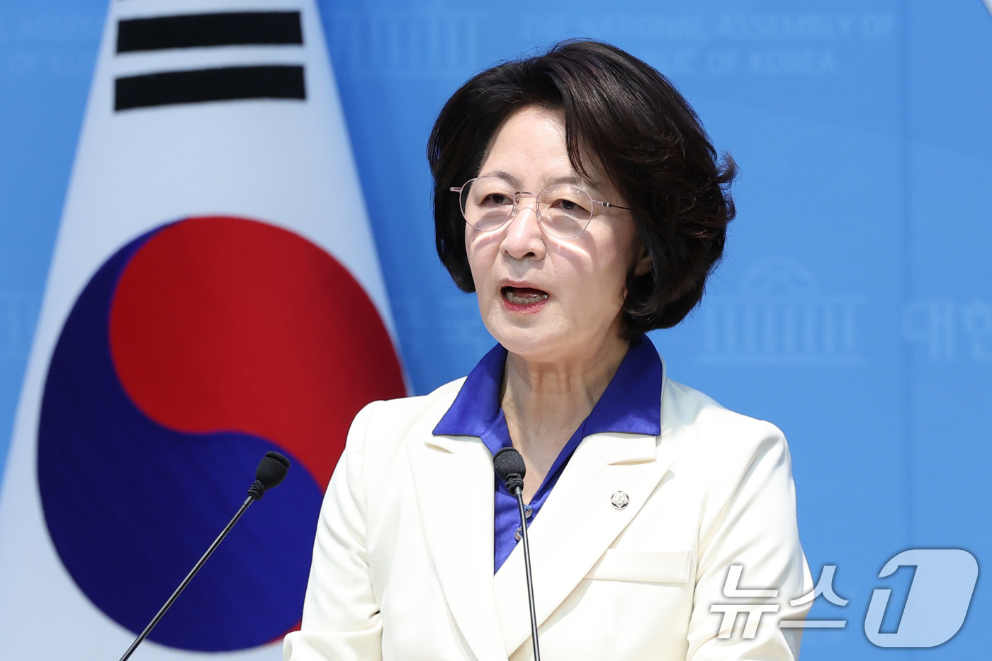 (서울=뉴스1) 신웅수 기자 = 더불어민주당 6·3 지방선거 경기도지사 후보로 확정된 추미애 의원이 8일 서울 여의도 국회 소통관에서 현안 기자회견을 하고 있다. 2026.4.8/ …