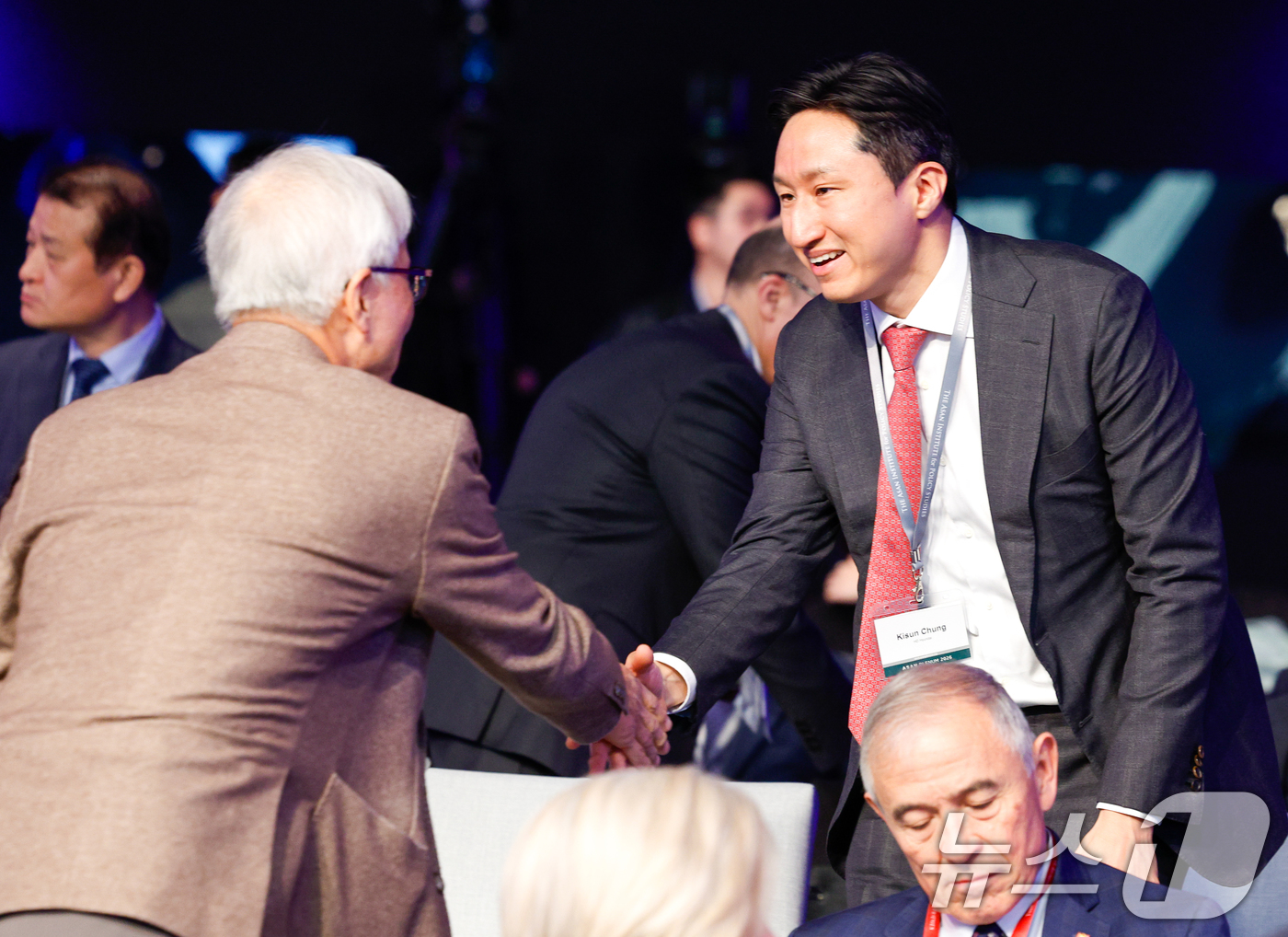 (서울=뉴스1) 안은나 기자 = 정기선 HD현대 회장이 8일 오전 서울 용산구 그랜드 하얏트에서 열린 아산 플래넘(Asan Plenum) 2026 개회식에서 참석자들과 인사를 나누 …