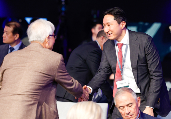 아산 플래넘 참석자들과 인사하는 정기선 회장