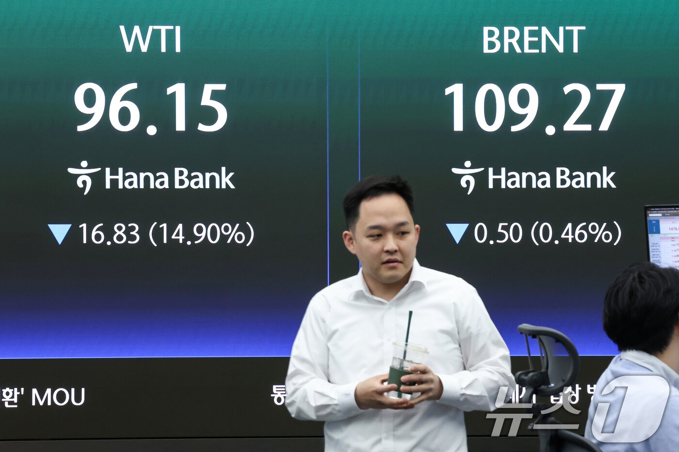 본문 이미지 - 도널드 트럼프 미국 대통령이 이란에 대한 공격을 2주간 중단한다고 밝힌 8일 오전 서울 중구 하나은행 딜링룸 전광판에 서부텍사스원유(WTI), 브렌트유 선물 가격이 나오고 있다. 2026.4.8 ⓒ 뉴스1 임지훈 인턴기자