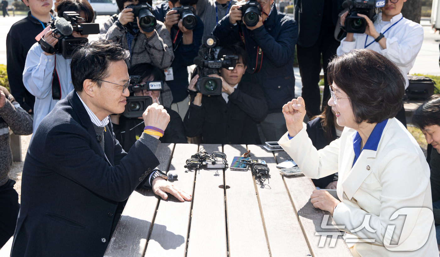 (서울=뉴스1) 이승배 기자 = 추미애 더불어민주당 경기지사 후보와 박주민 서울시장 경선 후보가 8일 서울 여의도 국회 소통관 앞에서 서로 응원하고 있다. 2026.4.8/뉴스1