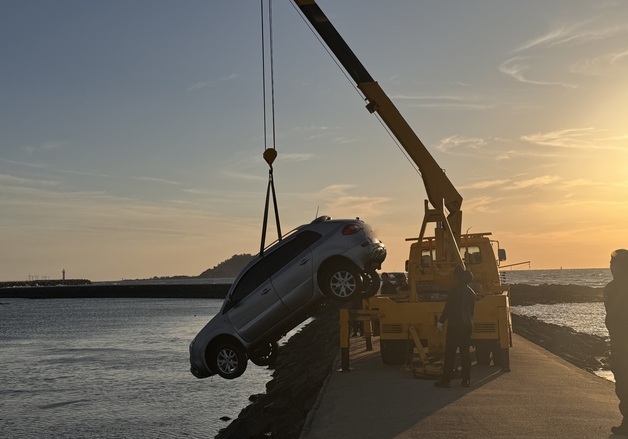 "눈 비비는 사이에 미끄러져"…제주 포구서 차량 추락