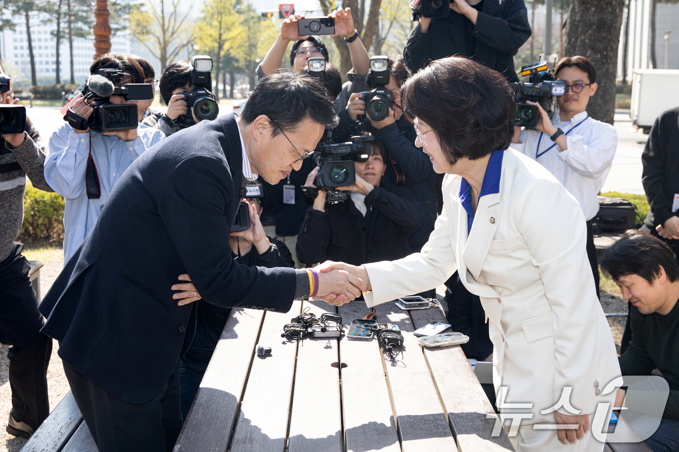 (서울=뉴스1) 이승배 기자 = 추미애 더불어민주당 경기지사 후보와 박주민 서울시장 경선 후보가 8일 서울 여의도 국회 소통관 앞에서 악수하고 있다. 2026.4.8/뉴스1