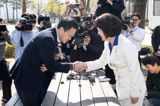 악수하는 추미애·박주민