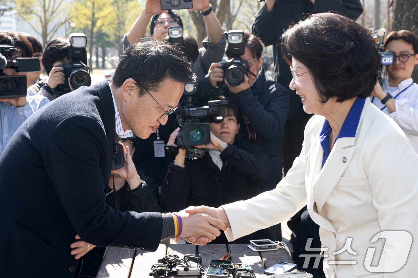 (서울=뉴스1) 이승배 기자 = 추미애 더불어민주당 경기지사 후보와 박주민 서울시장 경선 후보가 8일 서울 여의도 국회 소통관 앞에서 악수하고 있다. 2026.4.8/뉴스1