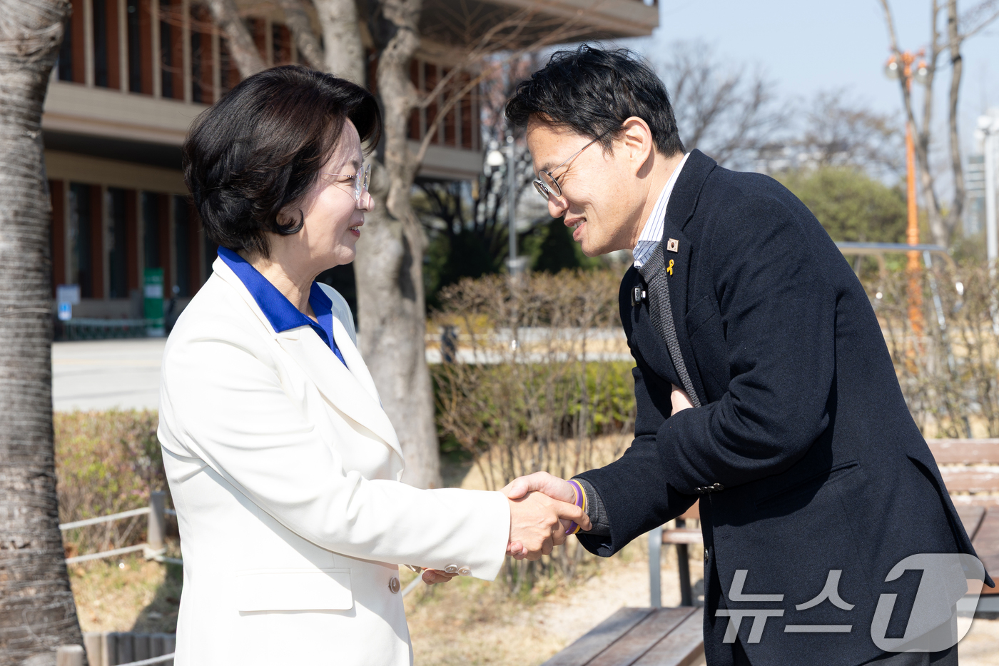 (서울=뉴스1) 이승배 기자 = 추미애 더불어민주당 경기지사 후보와 박주민 서울시장 경선 후보가 8일 서울 여의도 국회 소통관 앞에서 인사하고 있다. 2026.4.8/뉴스1