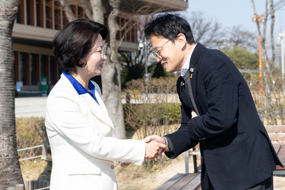 서로 인사 나누는 추미애·박주민