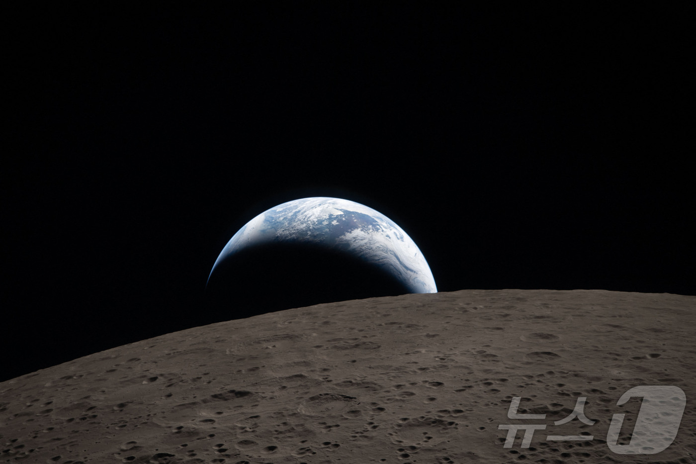 (AFP=뉴스1) 송원영 기자 = 미국 항공우주국(NASA)은 유인 달 탐사선 아르테미스 2호 우주비행사들이 촬영한 달과 지구 사진을 7일(현지 시간) 공개했다.NASA가 공개한 …