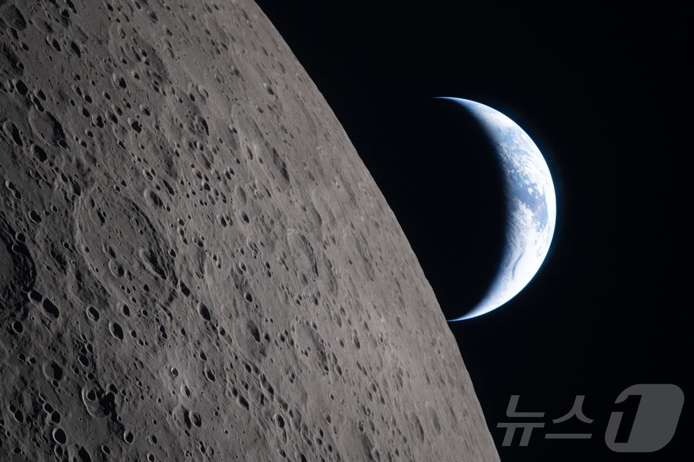 본문 이미지 - 미국 항공우주국(NASA)은 유인 달 탐사선 아르테미스 2호 우주비행사들이 촬영한 달과 지구 사진을 7일(현지 시간) 공개했다. NASA가 공개한 사진을 보면 아르테미스 2호가 회색빛의 울퉁불퉁한 달 뒤로 지구가 지는 모습을 담은 지구넘이(Earthset)와 달이 태양을 가리는 경이로운 일식 현상 등이 담겼다. ⓒ AFP=뉴스1