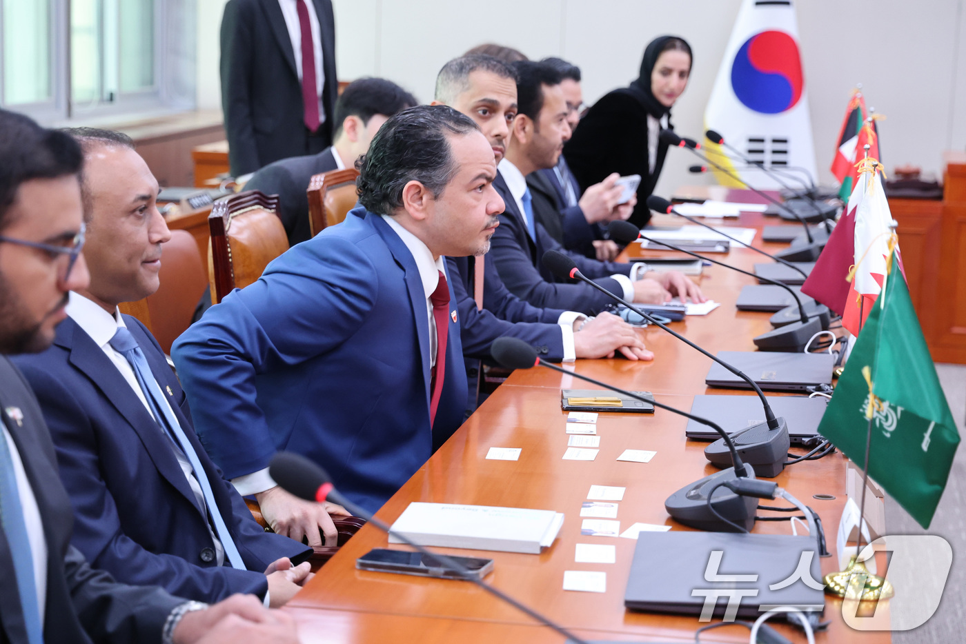 (서울=뉴스1) 신웅수 기자 = 중동 7개국 주한대사들이 8일 서울 여의도 국회에서 김석기 위원장을 비롯한 외교통일위원회 위원들과의 면담에 참석하고 있다. 2026.4.8/뉴스1