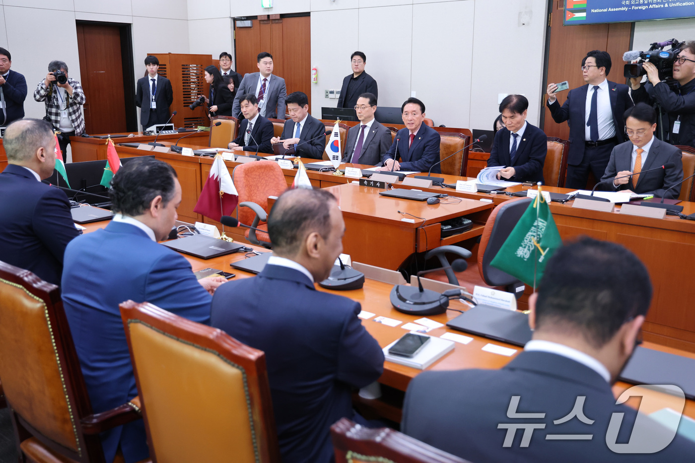 (서울=뉴스1) 신웅수 기자 = 김석기 외교통일위원회 위원장이 8일 서울 여의도 국회에서 원유 수급 문제 논의를 위해 중동 7개국 주한대사들과 면담을 하고 있다. 2026.4.8/ …