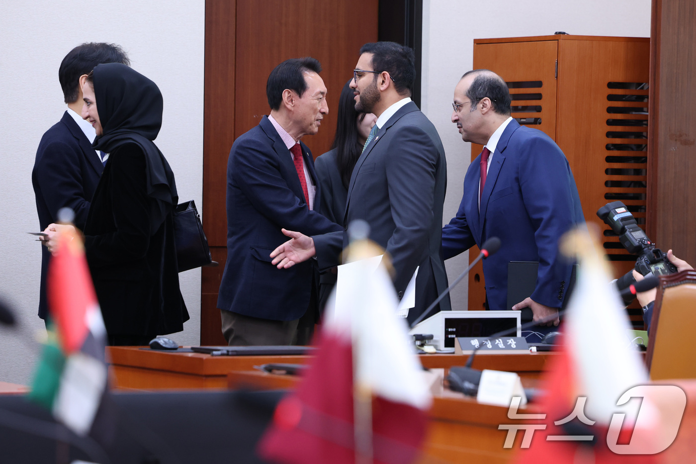 (서울=뉴스1) 신웅수 기자 = 김석기 외교통일위원회 위원장이 8일 서울 여의도 국회애서 중동 7개국 주한대사들과의 면담에서 인사하고 있다. 2026.4.8/뉴스1