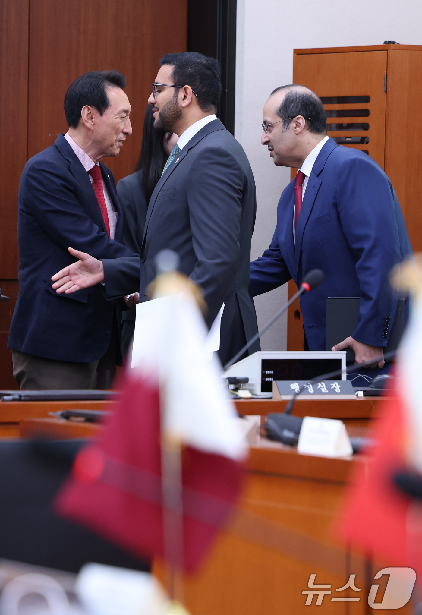 (서울=뉴스1) 신웅수 기자 = 김석기 외교통일위원회 위원장이 8일 서울 여의도 국회애서 중동 7개국 주한대사들과의 면담에서 인사하고 있다. 2026.4.8/뉴스1