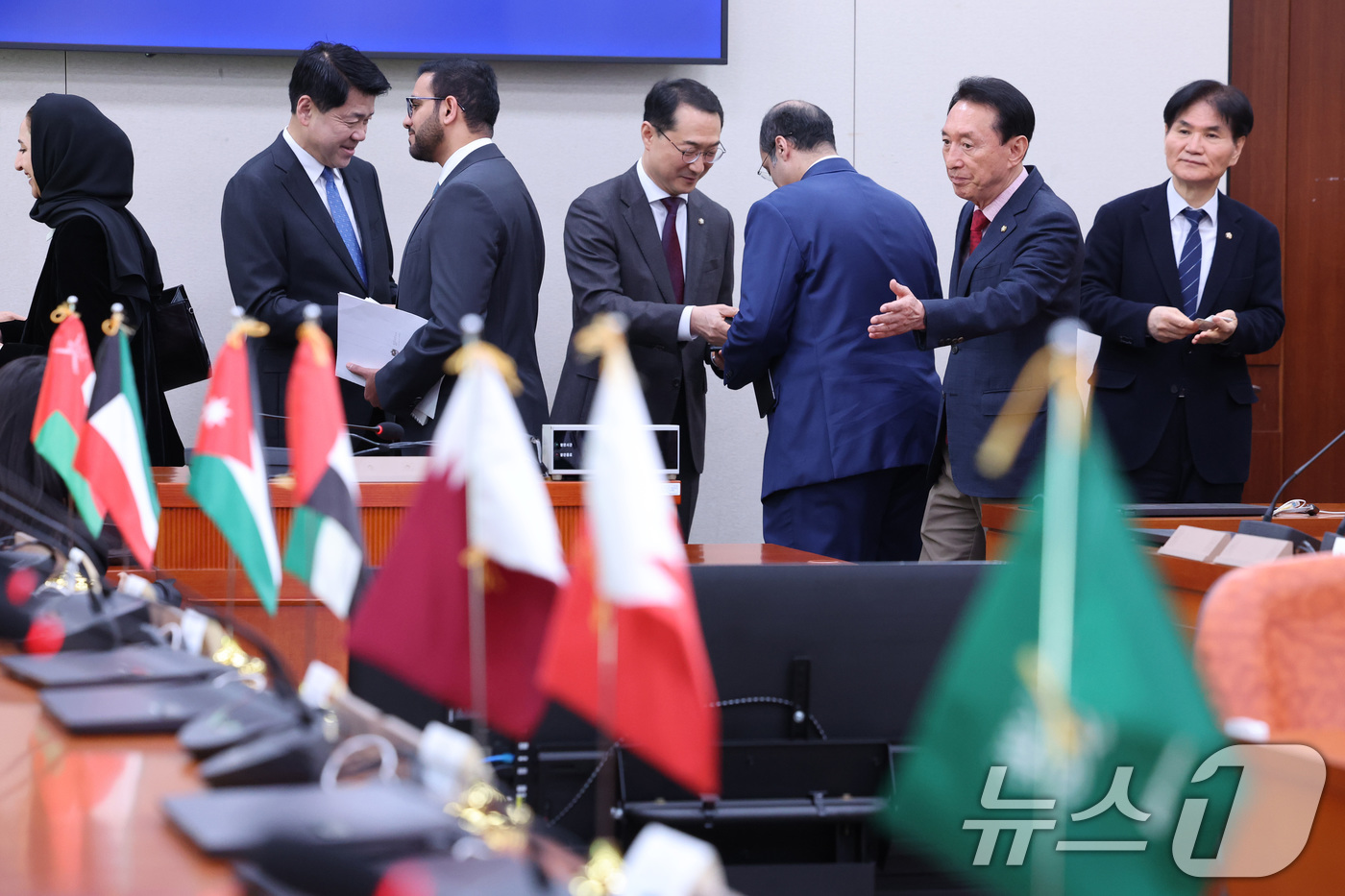 (서울=뉴스1) 신웅수 기자 = 김석기 외교통일위원회 위원장이 8일 서울 여의도 국회애서 중동 7개국 주한대사들과의 면담에서 자리를 안내하고 있다. 2026.4.8/뉴스1