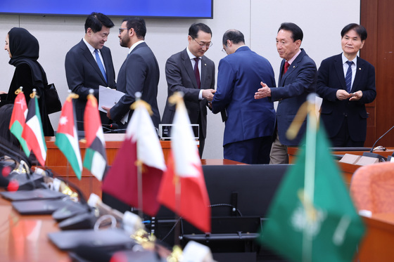 자리 안내하는 김석기 외통위원장