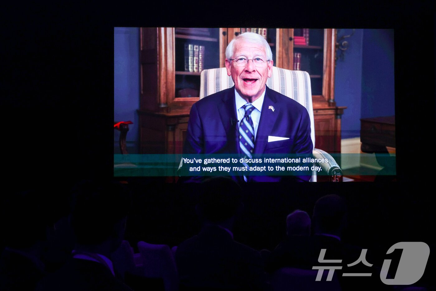 본문 이미지 - 8일 오전 서울 용산구 그랜드 하얏트에서 열린 아산 플래넘(Asan Plenum) 2026 개회식에서 로저 워커 미국 상원 군사위원회 위원장의 영상 축사가 나오고 있다. 2026.4.8 ⓒ 뉴스1 안은나 기자