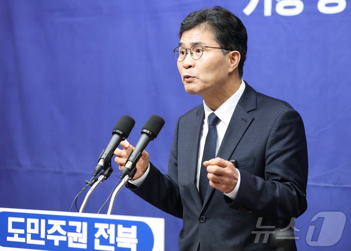 (전주=뉴스1) 유경석 기자 = 이원택 더불어민주당 전북도지사 경선 예비후보가 8일 전북 전주시 전북특별자치도의회에서 기자회견을 열고 식사비 대납 의혹 관련 발언을 하고 있다. 2 …