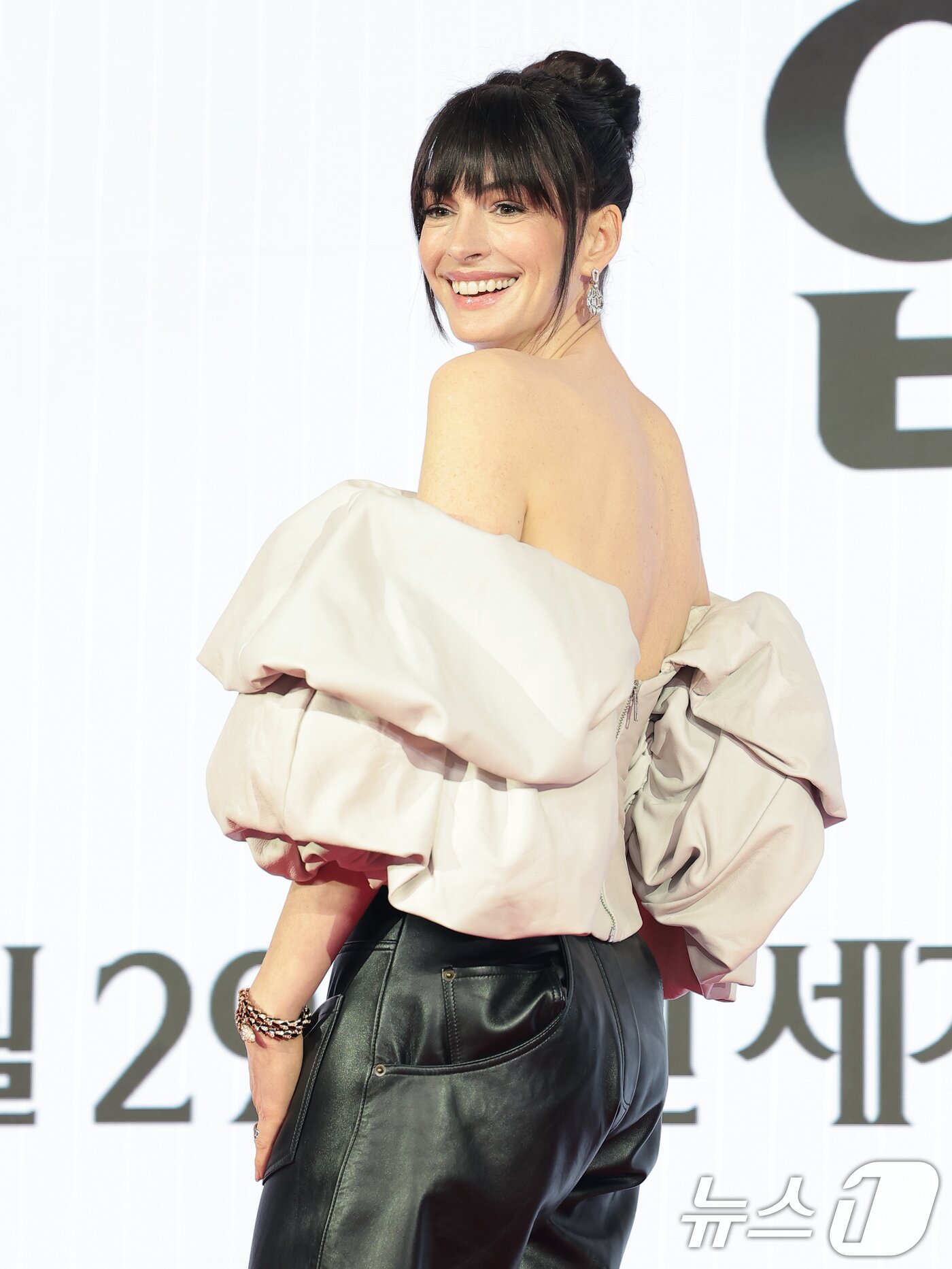 내한한 앤 해서웨이, 환한 미소