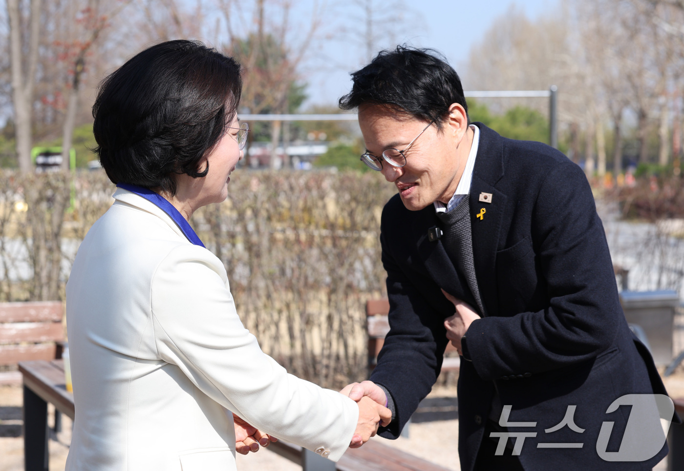 (서울=뉴스1) 신웅수 기자 = 추미애 더불어민주당 경기지사 후보와 박주민 서울시장 경선 후보가 8일 서울 여의도 국회 소통관 앞에서 인사를 나누고 있다. 2026.4.8/뉴스1