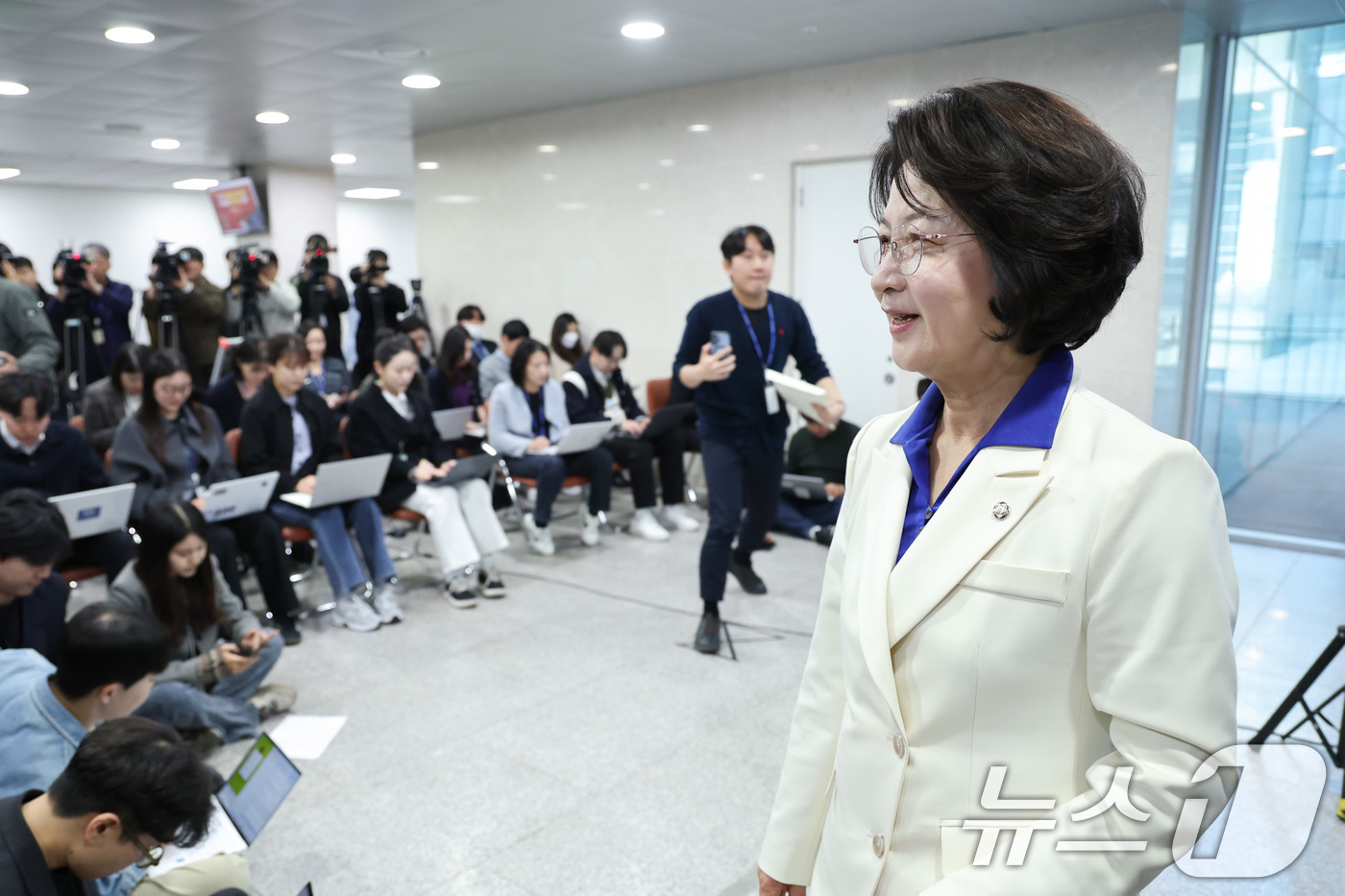 (서울=뉴스1) 신웅수 기자 = 더불어민주당 6·3 지방선거 경기도지사 후보로 확정된 추미애 의원이 8일 서울 여의도 국회에서 기자회견을 마친 후 소통관을 나서고 있다. 2026. …