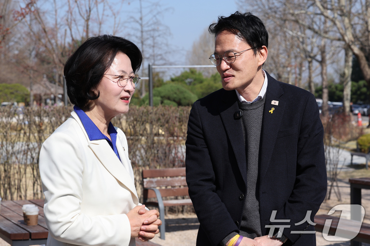 (서울=뉴스1) 신웅수 기자 = 추미애 더불어민주당 경기지사 후보와 박주민 서울시장 경선 후보가 8일 서울 여의도 국회 소통관 앞에서 인사를 나누고 있다. 2026.4.8/뉴스1