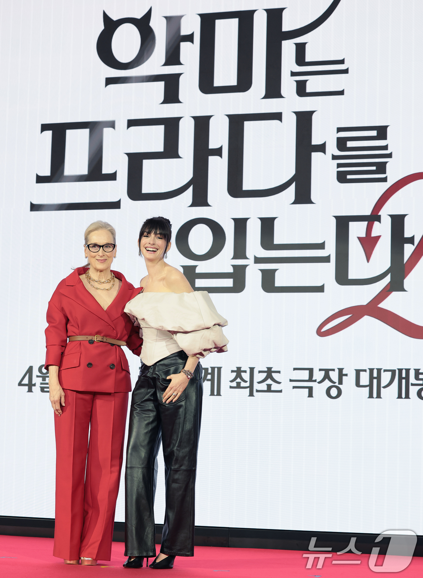 (서울=뉴스1) 권현진 기자 = 배우 메릴 스트립과 앤 해서웨이(오른쪽)가 8일 서울 종로구 포시즌스 호텔 서울에서 열린 영화 '악마는 프라다를 입는다 2'(감독 데이빗 프랭클) …