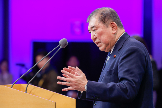 답변하는 이시바 시게루 전 총리