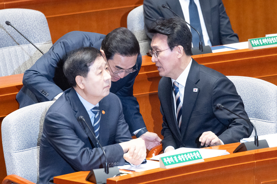 머리 맞댄 김민석 총리와 박홍근, 구윤철 장관