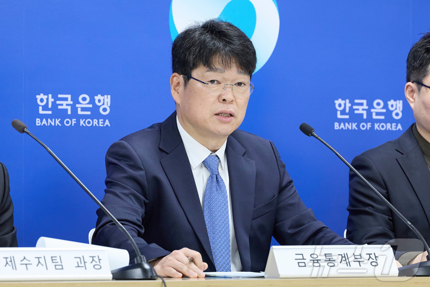 (서울=뉴스1) = 유성욱 한국은행 경제통계1국 금융통계부장이 8일 오전 서울 중구 한국은행에서 열린 2026년 2월 국제수지(잠정) 기자설명회에서 발언하고 있다. (한국은행 제공 …