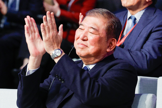 손뼉치는 이시바 시게루 전 총리