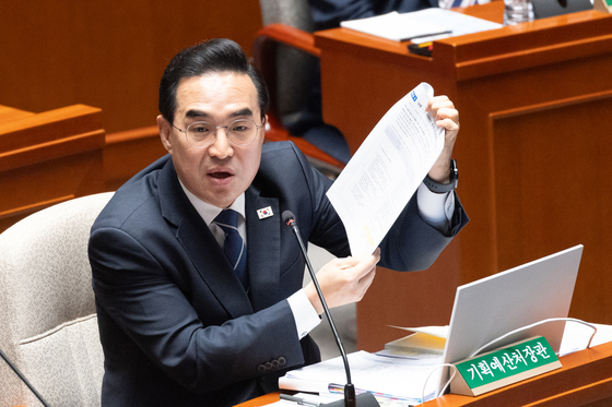 반박 발언하는 박홍근 장관