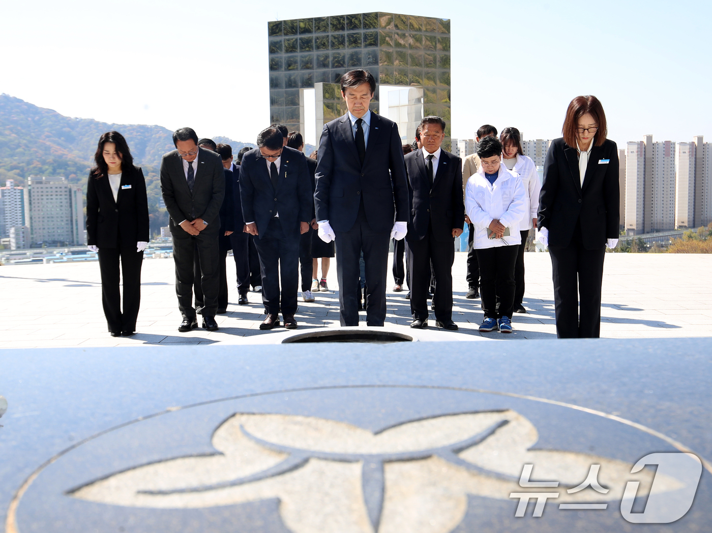 (창원=뉴스1) 윤일지 기자 = 조국 조국혁신당 대표가 8일 경남 창원 마산회원구 국립3·15민주묘지를 참배하고 있다.  2026.4.8/뉴스1