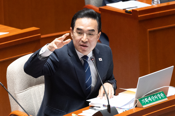 조은희 의원에게 반박하는 박홍근 장관