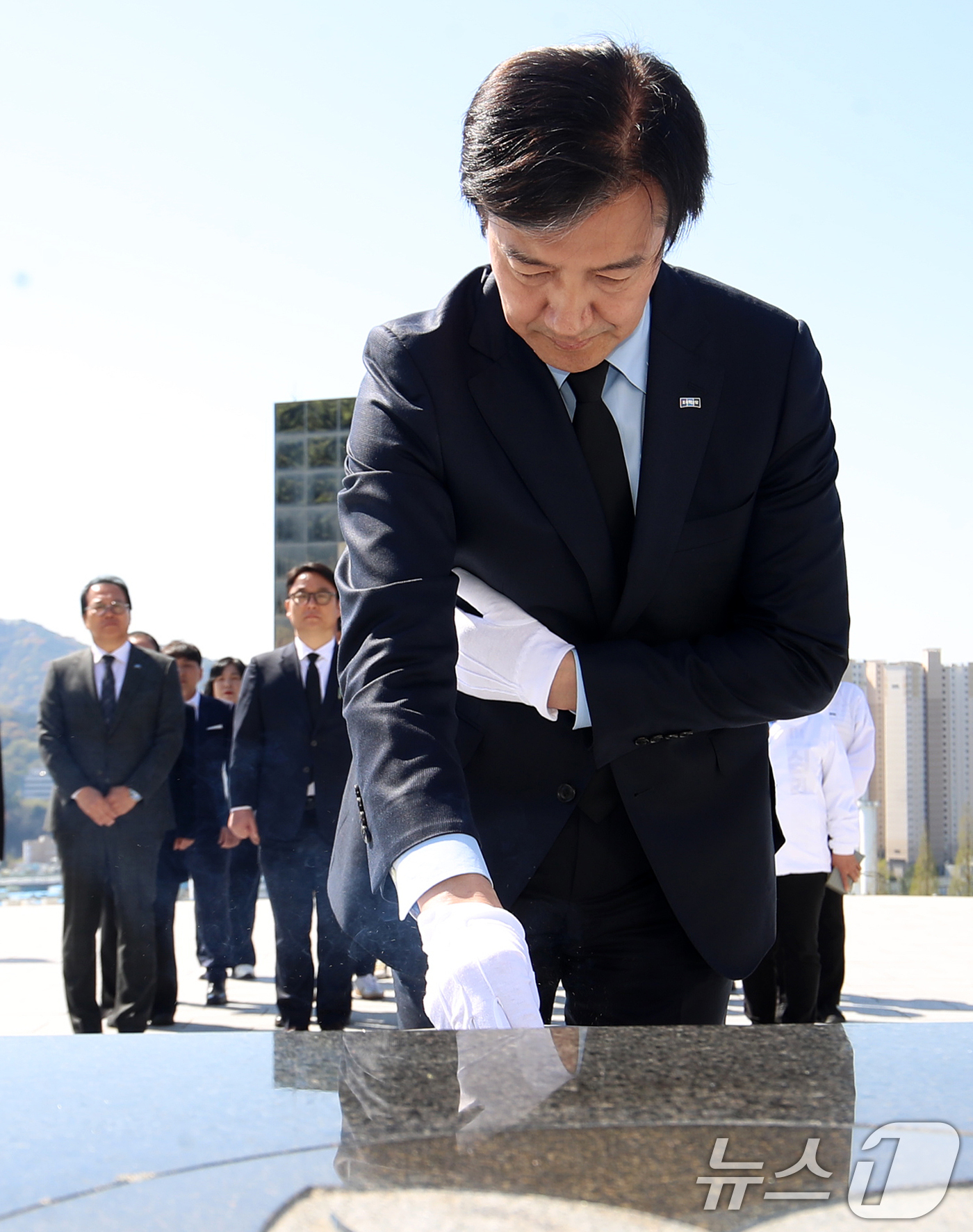 (창원=뉴스1) 윤일지 기자 = 조국 조국혁신당 대표가 8일 경남 창원 마산회원구 국립3·15민주묘지를 참배하고 있다.  2026.4.8/뉴스1