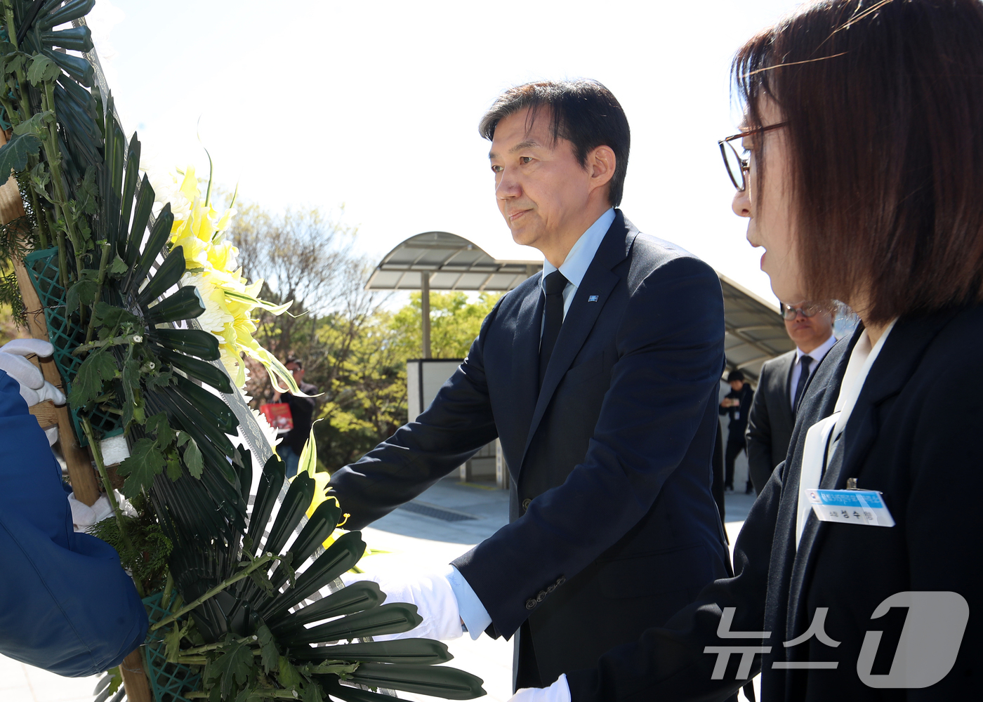 (창원=뉴스1) 윤일지 기자 = 조국 조국혁신당 대표가 8일 경남 창원 마산회원구 국립3·15민주묘지를 찾아 헌화하고 있다. 2026.4.8/뉴스1