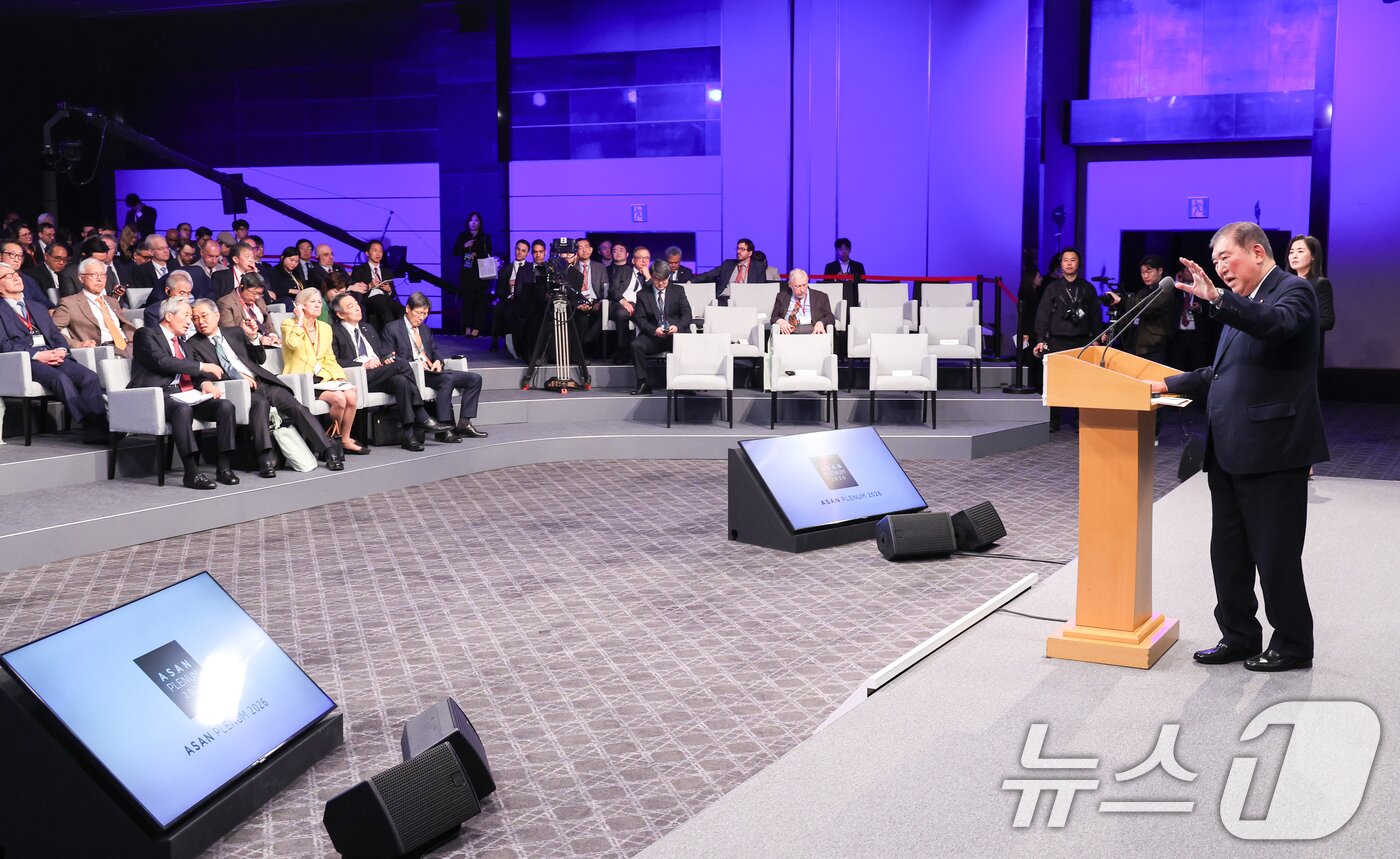 본문 이미지 - 이시바 시게루 전 일본 총리가 8일 오전 서울 용산구 그랜드 하얏트에서 아산 플래넘(Asan Plenum) 2026 개회식 기조연설을 마친 뒤 참석자 질문에 답하고 있다 2026.4.8 ⓒ 뉴스1 안은나 기자