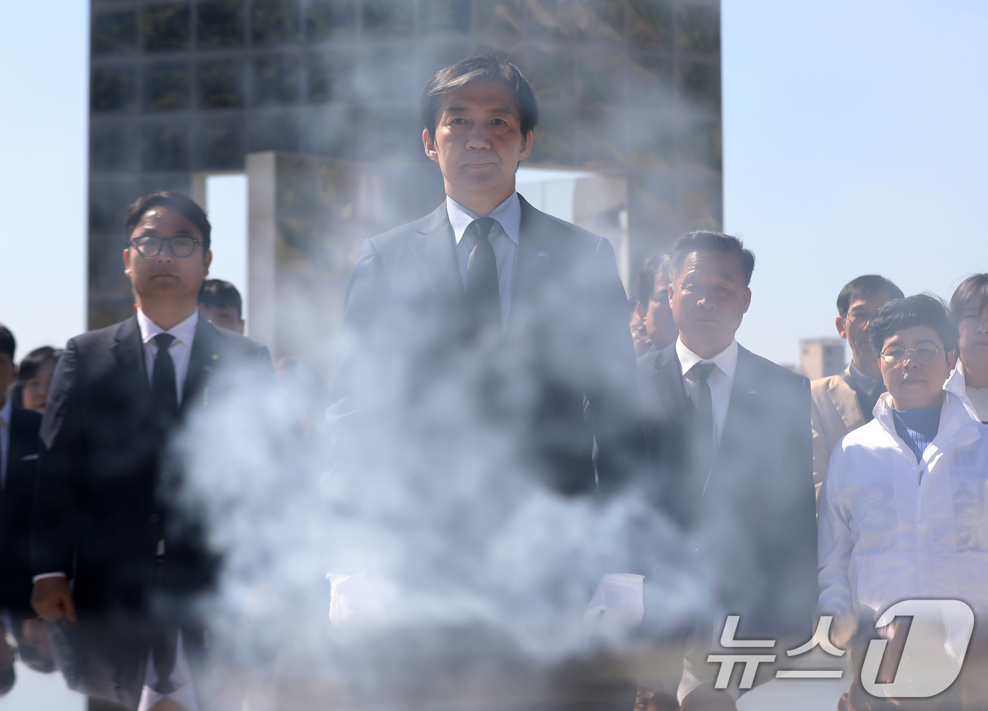 (창원=뉴스1) 윤일지 기자 = 조국 조국혁신당 대표가 8일 경남 창원 마산회원구 국립3·15민주묘지를 참배하고 있다.  2026.4.8/뉴스1