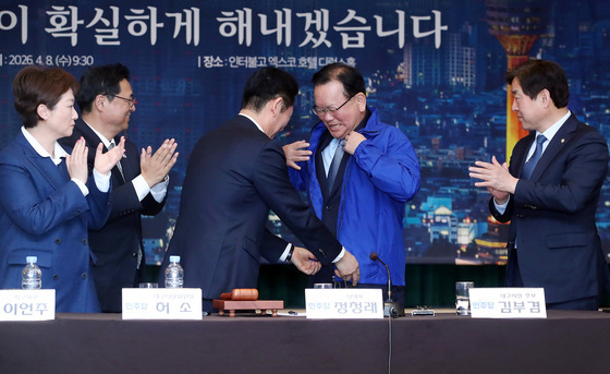 김부겸 전 총리에게 민주당 점퍼 입혀주는 정청래 대표