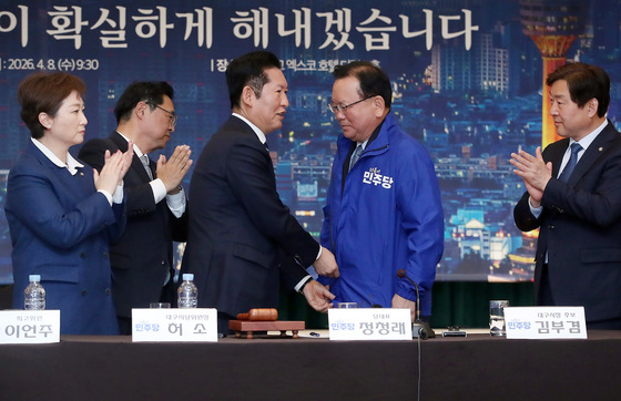 김부겸 전 총리에게 민주당 점퍼 입혀주는 정청래 대표