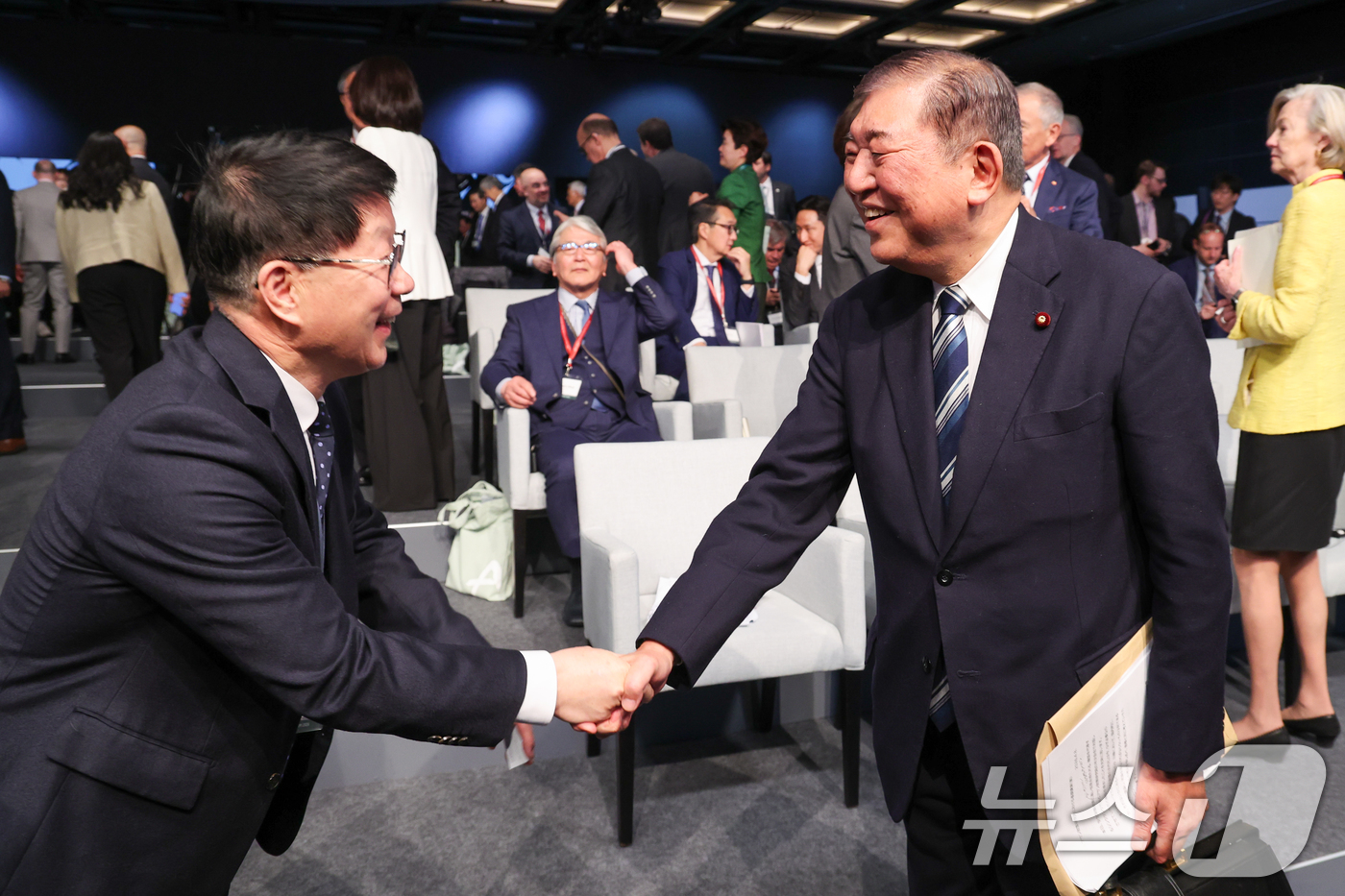 (서울=뉴스1) 안은나 기자 = 이시바 시게루 전 일본 총리가 8일 오전 서울 용산구 그랜드 하얏트에서 아산 플래넘(Asan Plenum) 2026 개회식을 마친 뒤 참석자들과 인 …