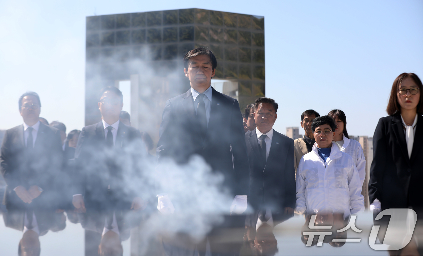 (창원=뉴스1) 윤일지 기자 = 조국 조국혁신당 대표가 8일 경남 창원 마산회원구 국립3·15민주묘지를 참배하고 있다.  2026.4.8/뉴스1