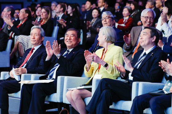 손뼉치는 이시바 시게루 전 총리