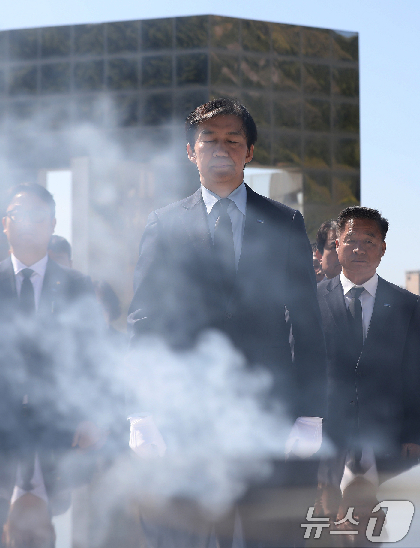 (창원=뉴스1) 윤일지 기자 = 조국 조국혁신당 대표가 8일 경남 창원 마산회원구 국립3·15민주묘지를 참배하고 있다.  2026.4.8/뉴스1