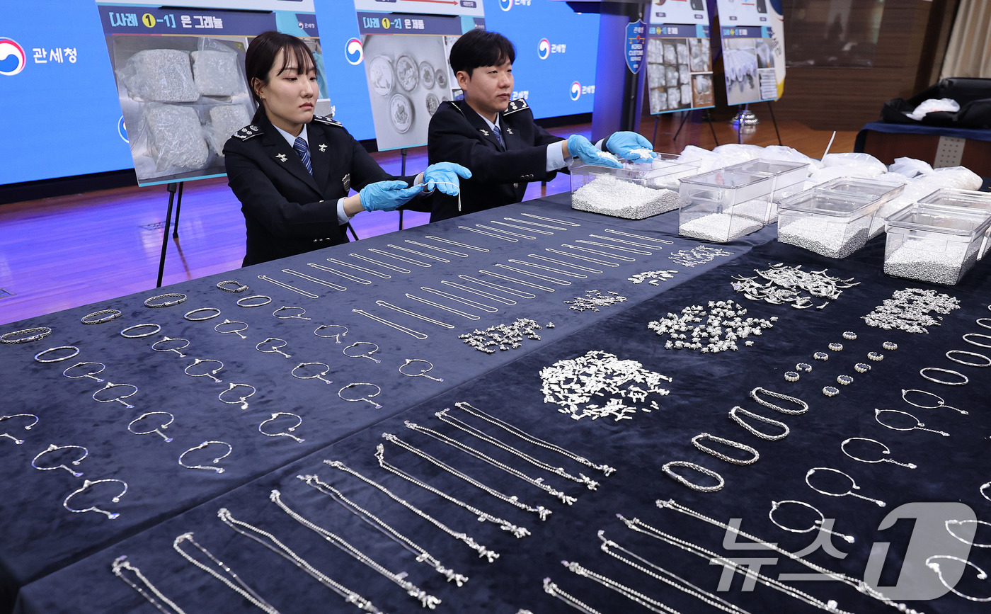 (인천=뉴스1) 박지혜 기자 = 8일 인천 중구 인천공항세관 수출입통관청사에서 최근 은 밀수 급증에 따른 집중 단속 방안 브리핑을 앞두고 관세청 직원들이 압수된 은 밀수품을 공개하 …