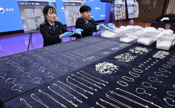 관세청, 압수된 은 밀수품 공개