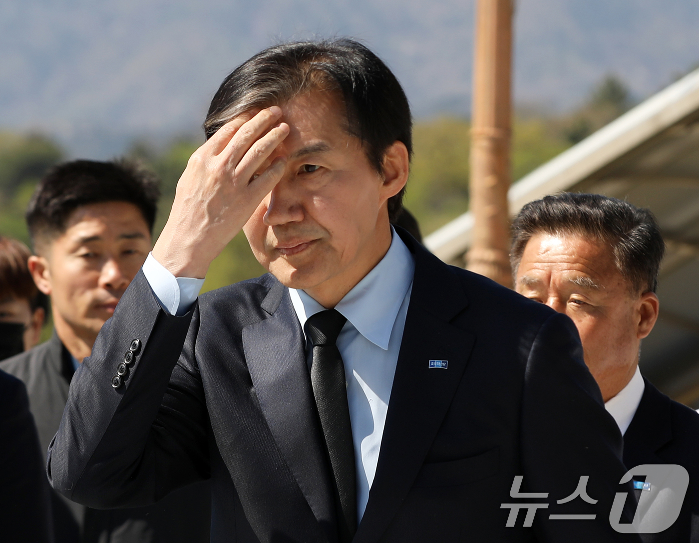 (창원=뉴스1) 윤일지 기자 = 조국 조국혁신당 대표가 8일 경남 창원 마산회원구 국립3·15민주묘지를 참배한 후 이동하고 있다.  2026.4.8/뉴스1