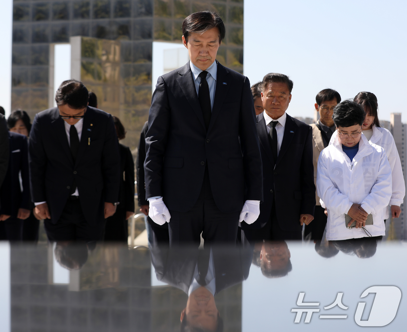 (창원=뉴스1) 윤일지 기자 = 조국 조국혁신당 대표가 8일 경남 창원 마산회원구 국립3·15민주묘지를 참배하고 있다.  2026.4.8/뉴스1