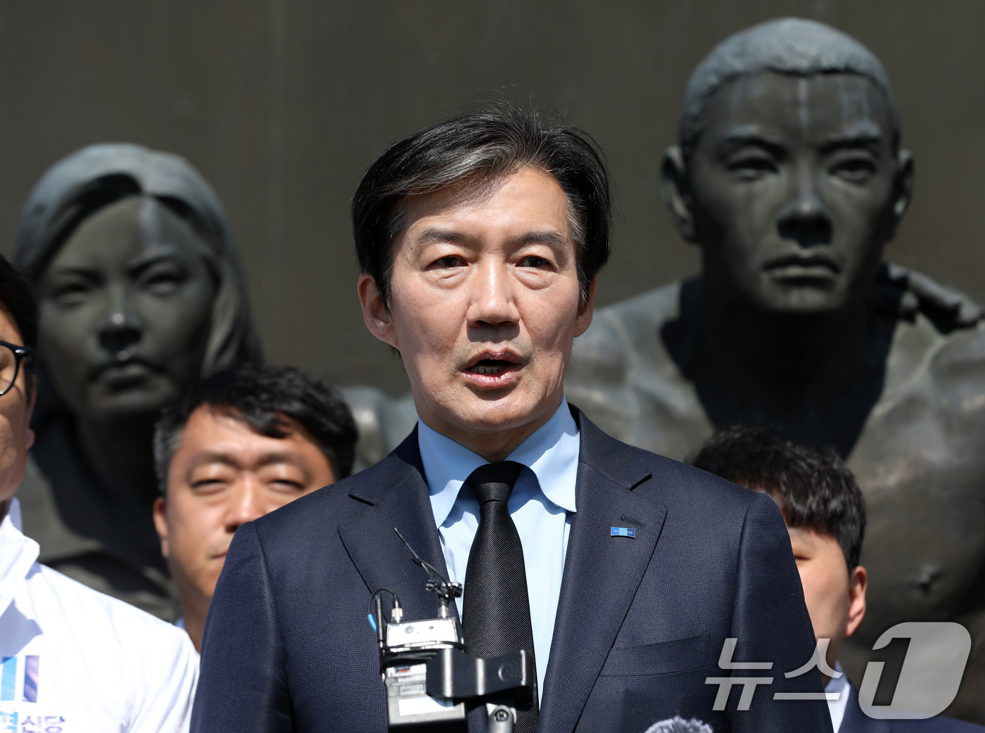 (창원=뉴스1) 윤일지 기자 = 조국 조국혁신당 대표가 8일 경남 창원 마산회원구 국립3·15민주묘지를 참배한 후 취재진 질문에 답하고 있다.  2026.4.8/뉴스1