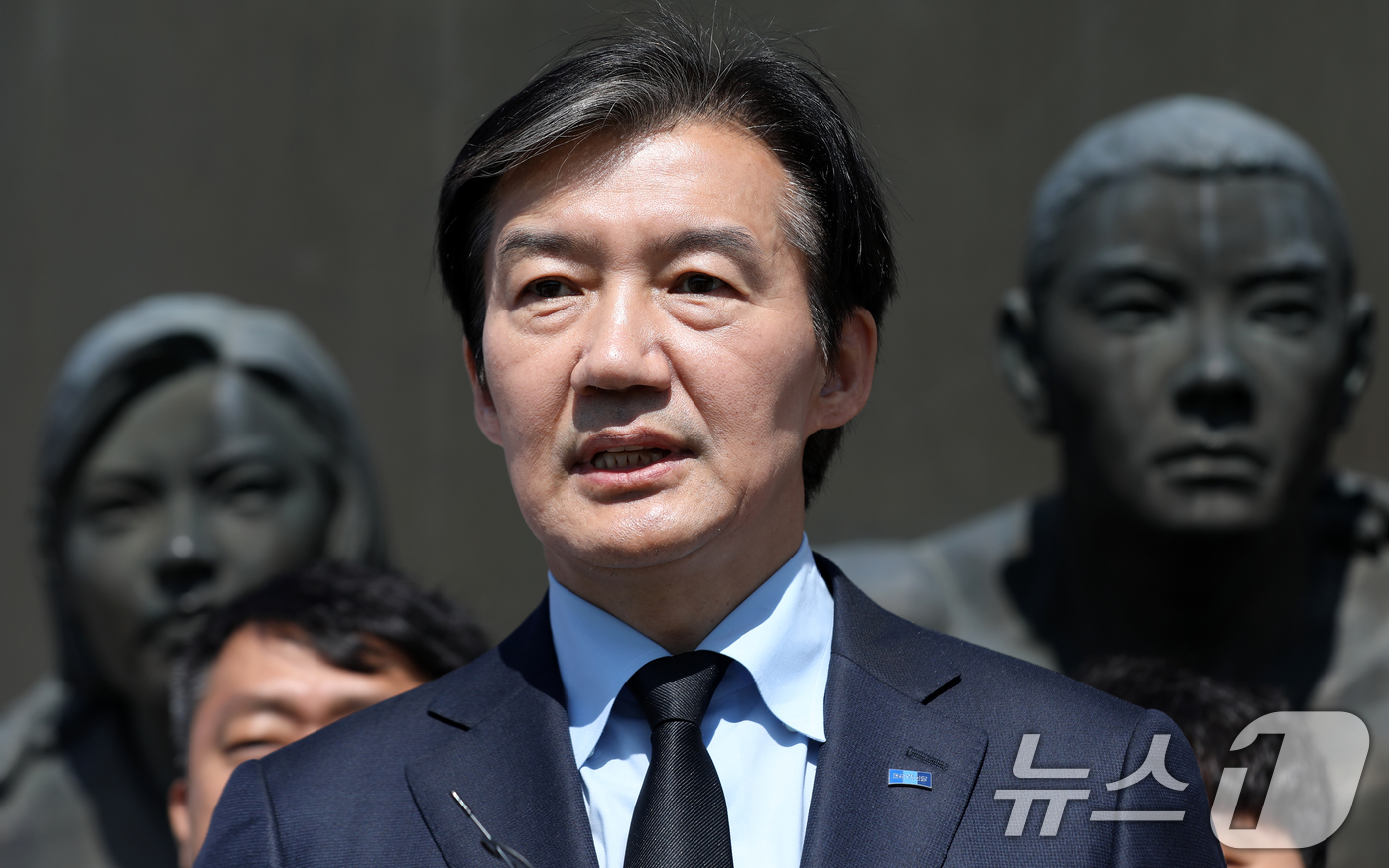 (창원=뉴스1) 윤일지 기자 = 조국 조국혁신당 대표가 8일 경남 창원 마산회원구 국립3·15민주묘지를 참배한 후 취재진 질문에 답하고 있다.  2026.4.8/뉴스1